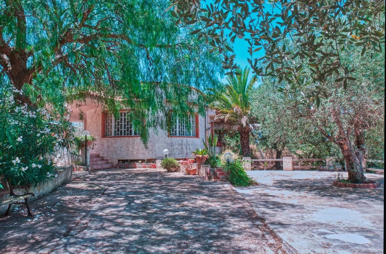 Casa Vacanza Rilassante Con Giardino Esotico Santa Maria Del Focallo Holiday home